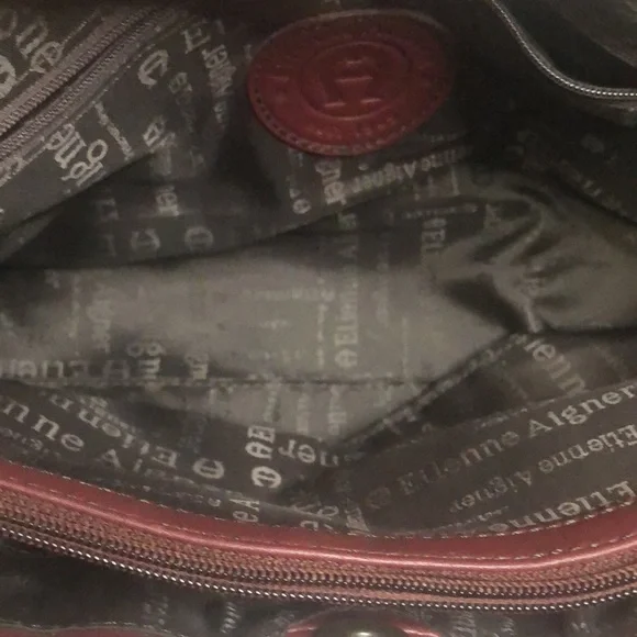 ETIENNE AIGNER VINTAGE leather burgundy colored shoulder bag. Gold hardware. - Picture 12 of 14